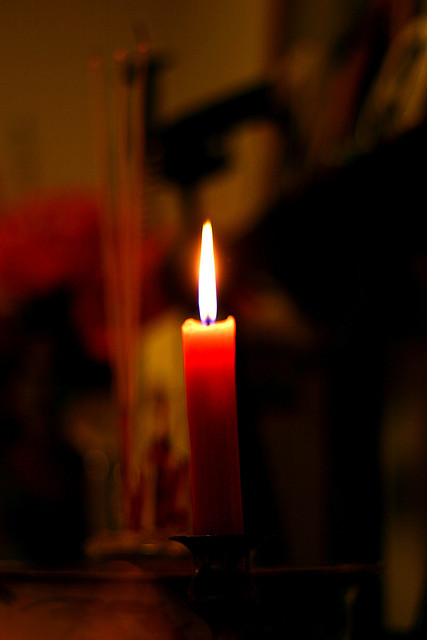 Bao nhiêu năm làm kiếp con người, chợt một chiều tóc trắng như vôi. Lá úa trên cao rụng đầy, cho trăm năm vào chết một ngày. 