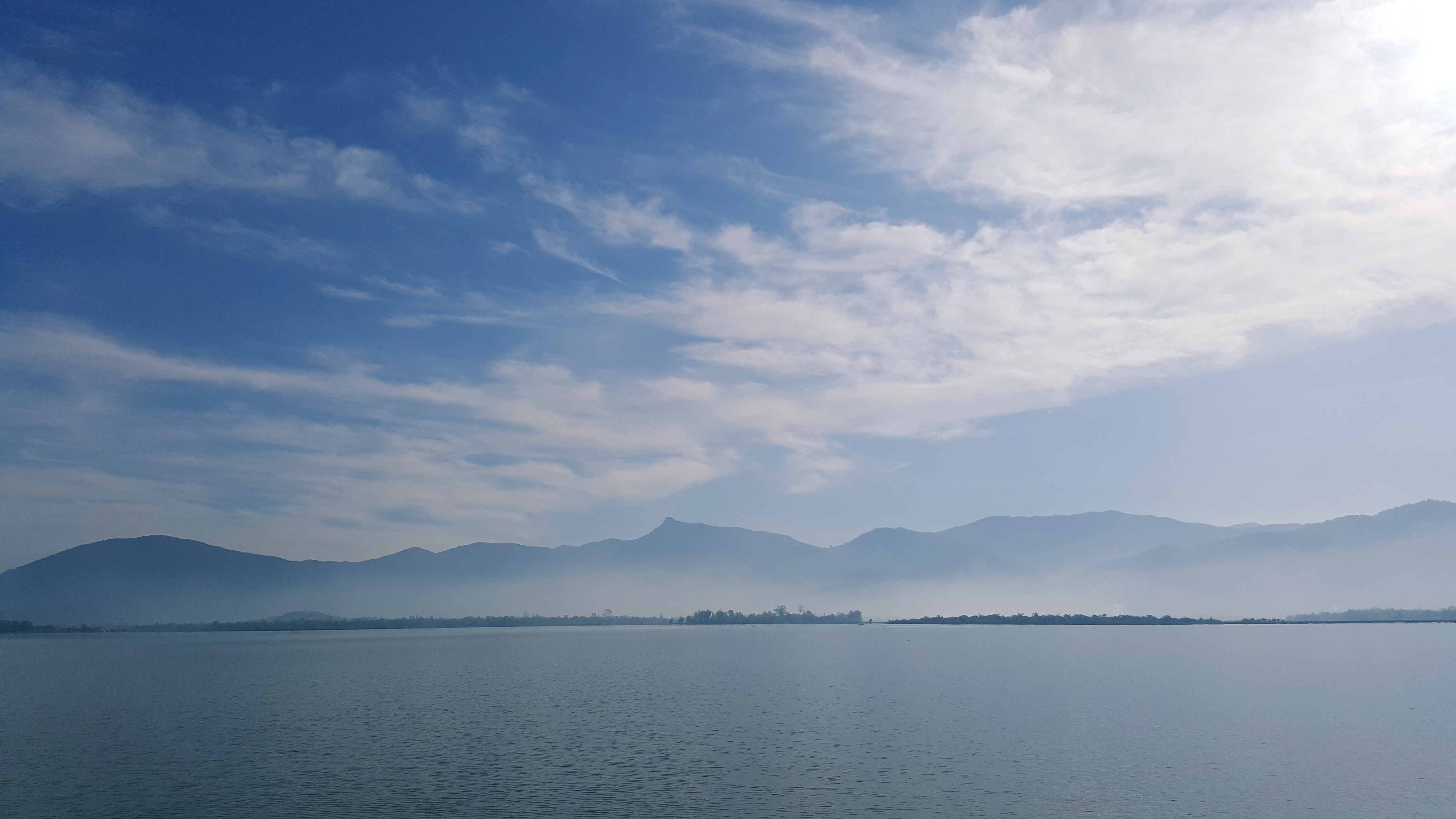 Mênh mông lả lơi, thuyến chờ mong gió lên trời...